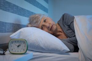 Leia mais sobre o artigo Dormir menos após os 50 anos pode favorecer a demência?