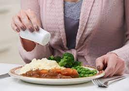 Leia mais sobre o artigo <strong>Colocar sal na comida pronta aumenta em 28% risco de morte prematura</strong>