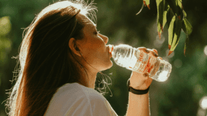 Leia mais sobre o artigo Beber água faz bem para os rins — mas quanto é suﬁciente?