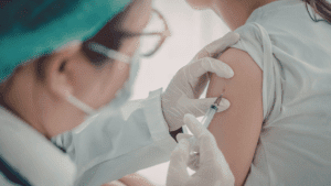 Leia mais sobre o artigo Vacinas e coração: como a vacinação ajuda a prevenir infarto, AVC e outras complicações
